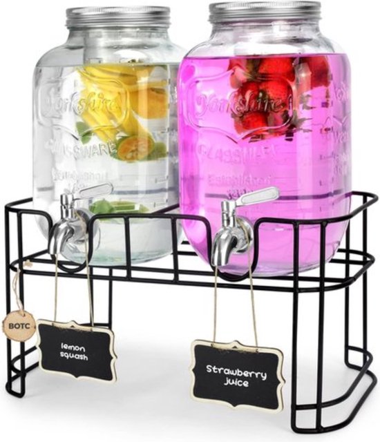 Twee glazen drankdispensers met kranen, op een zwart metalen rek. De linker is gevuld met citroenwater, de rechter met aardbeienlimonade.