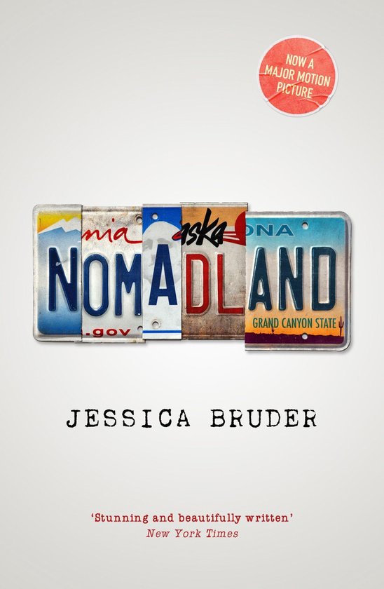 Nomadland, Jessica Bruder. Couverture de livre avec des plaques d'immatriculation formant le titre : California, Alaska, Arizona, Montana, Nevada.