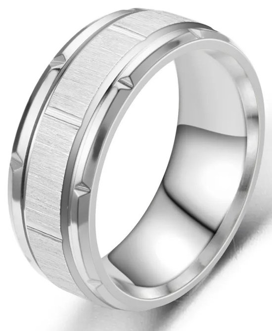 Zilverkleurige herenring met geborsteld middengedeelte en driehoekige details langs de zijkanten.