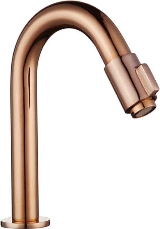 Een glanzende roségouden keukenkraan met een hoge, gebogen uitloop.