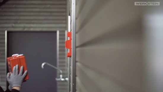 HELDENWERK EHBO-doos Volgens DIN 13157:2021 – Compleet Met Wandhouder En Pictogrammen – Voor Bedrijven, Instellingen En Thuis – Waterdicht En Slagvast