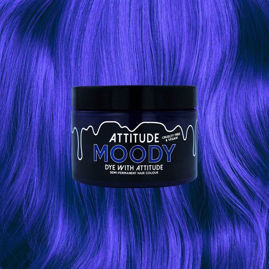 Pot met Attitude Moody semi-permanente haarverf, met op de achtergrond blauw geverfd haar.