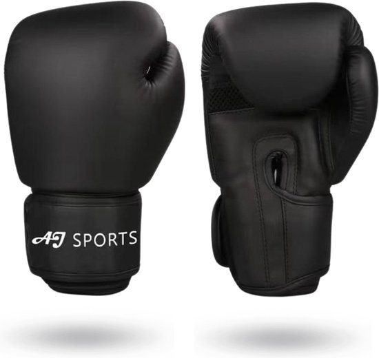 Zwarte bokshandschoenen met AJ SPORTS logo op de polsband.