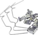 Zilverkleurige metalen W-clips en een stapel Z-clips op een witte achtergrond.