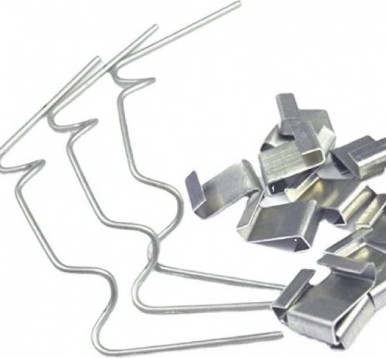 Zilverkleurige metalen W-clips en een stapel Z-clips op een witte achtergrond.