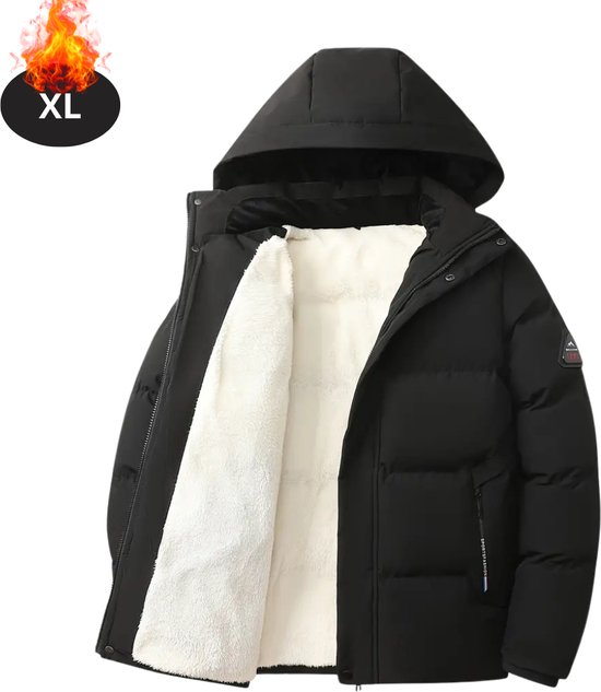 Zwarte winterjas met capuchon en witte fleece voering, inclusief een XL maatlabel met vuurpictogram.