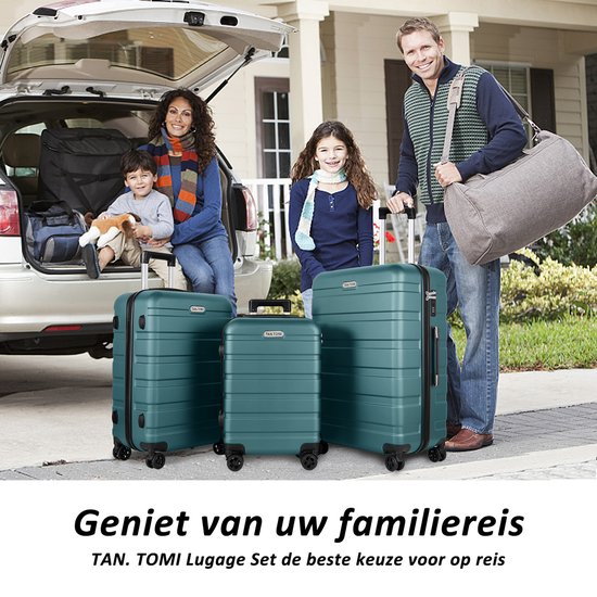 Familie met kinderen en drie jadegroene koffers bij een open kofferbak.