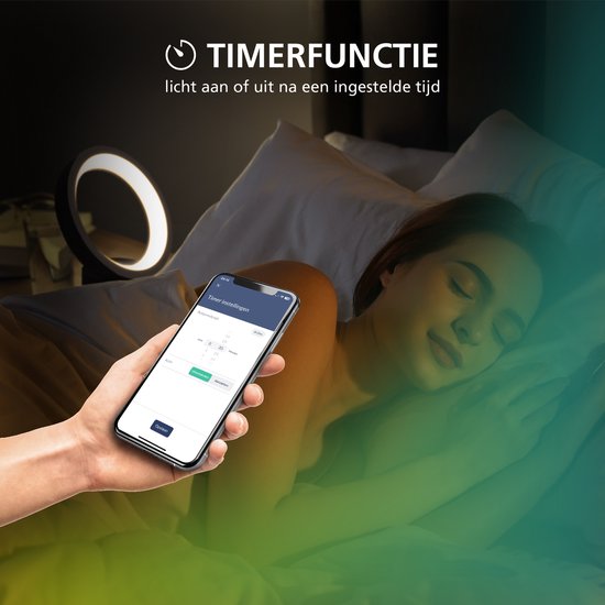 Vrouw slaapt, hand houdt smartphone met timer instellingen voor licht aan/uit.
