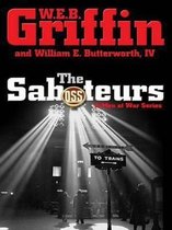 Boekcover van 'The Saboteurs' door W.E.B. Griffin en William E. Butterworth IV. Belicht door stralen licht, met een wegwijzer met 'USO LOUNGE' en 'TO TRAINS'.