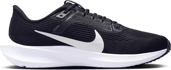 Zwarte Nike hardloopschoen met witte swoosh en witte zool.