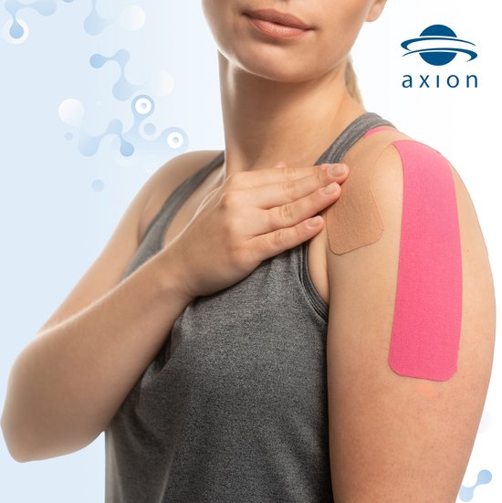 Vrouw met beige en roze sporttape op haar schouder.