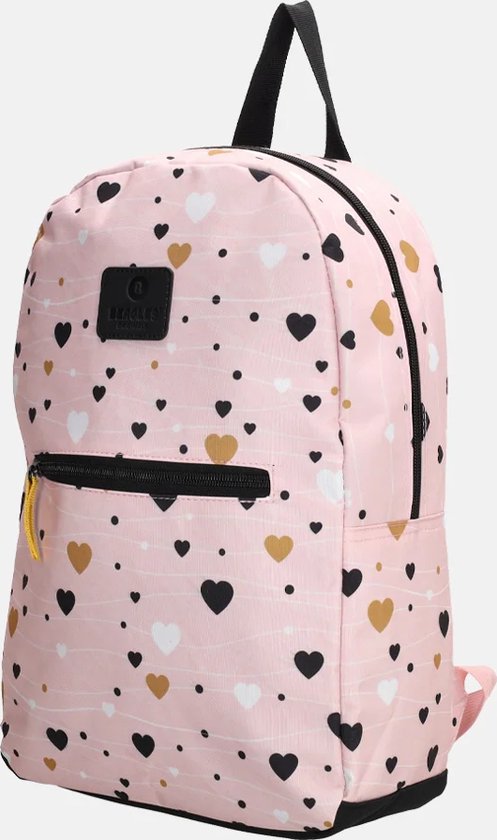 Roze rugzak met een patroon van zwarte, witte en gouden hartjes, met een voorvak.