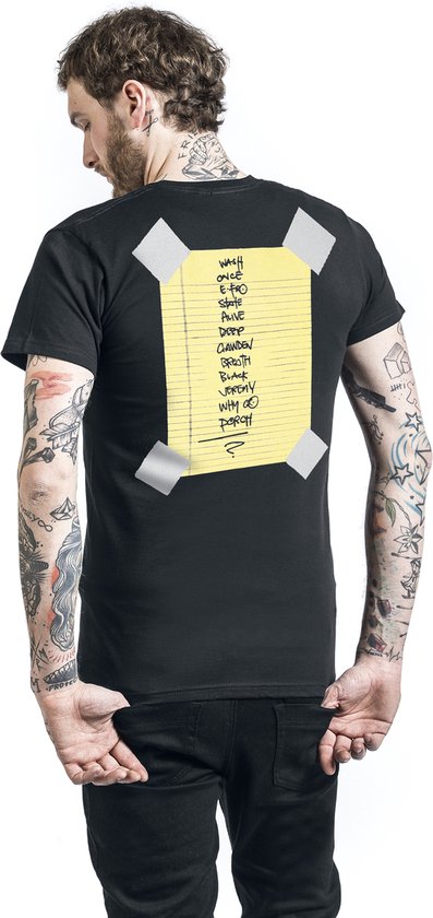 Zwart T-shirt met op de achterkant een gele lijst met tekst, vastgeplakt met tape. Tekst: 'WASH ONCE E-FRY STATE ALIVE DEEP CLAWDEEN BREATH BLACK JEREMY WHY GO PORCH ?'.