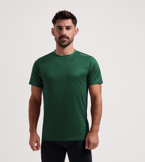 Man met donkergroen, kortemouw hardloopshirt van Rogelli, van voren gezien.