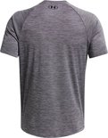 Achterkant van grijs sportshirt met fijne zwarte horizontale strepen en zwart Under Armour logo op de nek.