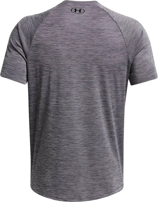 Achterkant van grijs sportshirt met fijne zwarte horizontale strepen en zwart Under Armour logo op de nek.