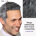 Man met grijze haren, voor en na toepassing van haarverf, die subtiel grijs mengt.