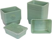 Stapel groene 750ml meal prep bakjes, een open bakje en een gesloten bakje met deksel.