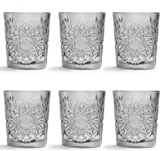 Set van zes transparante glazen met geometrisch patroon.