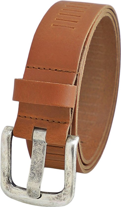 Bruine leren riem met geperforeerde sleufjes, gedetailleerd met een zilverkleurige gesp.