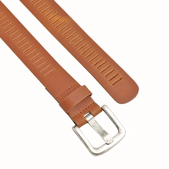 Close-up van een bruine leren riem met geperforeerde sleufjes en een zilverkleurige gesp.