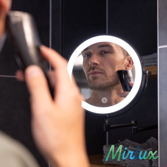 Man met korte haren, die zich scheert in een Mirlux led make-up spiegel.