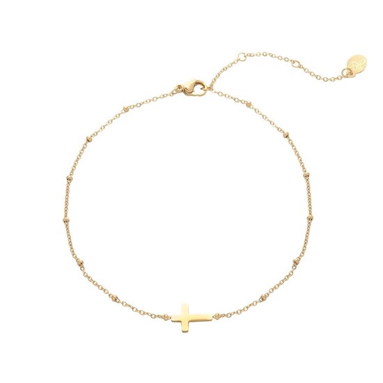 Bracelet doré avec une petite croix comme breloque et de petites perles.