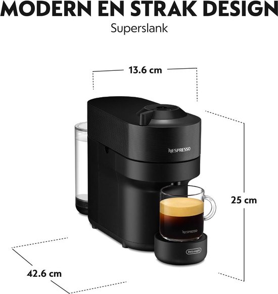 Zwarte Nespresso Vertuo Pop machine met glas koffie en afmetingen 13.6cm, 42.6cm, 25cm.
