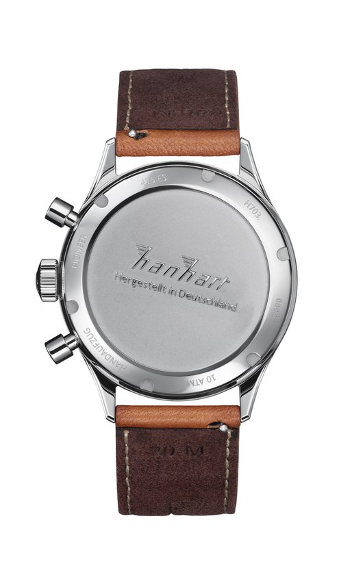 Achterkant van Hanhart horloge met merklogo, 'Hergestellt in Deutschland' en bruine band.