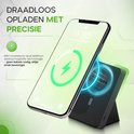 Zwarte powerbank met een smartphone die draadloos en magnetisch oplaadt. Tekst: "Draadloos opladen met precisie."