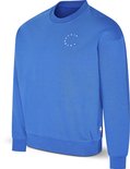 Blauwe sweater, ronde hals, lange mouwen, met witte tekst in cirkel op borst en Italiaanse vlag op mouw.