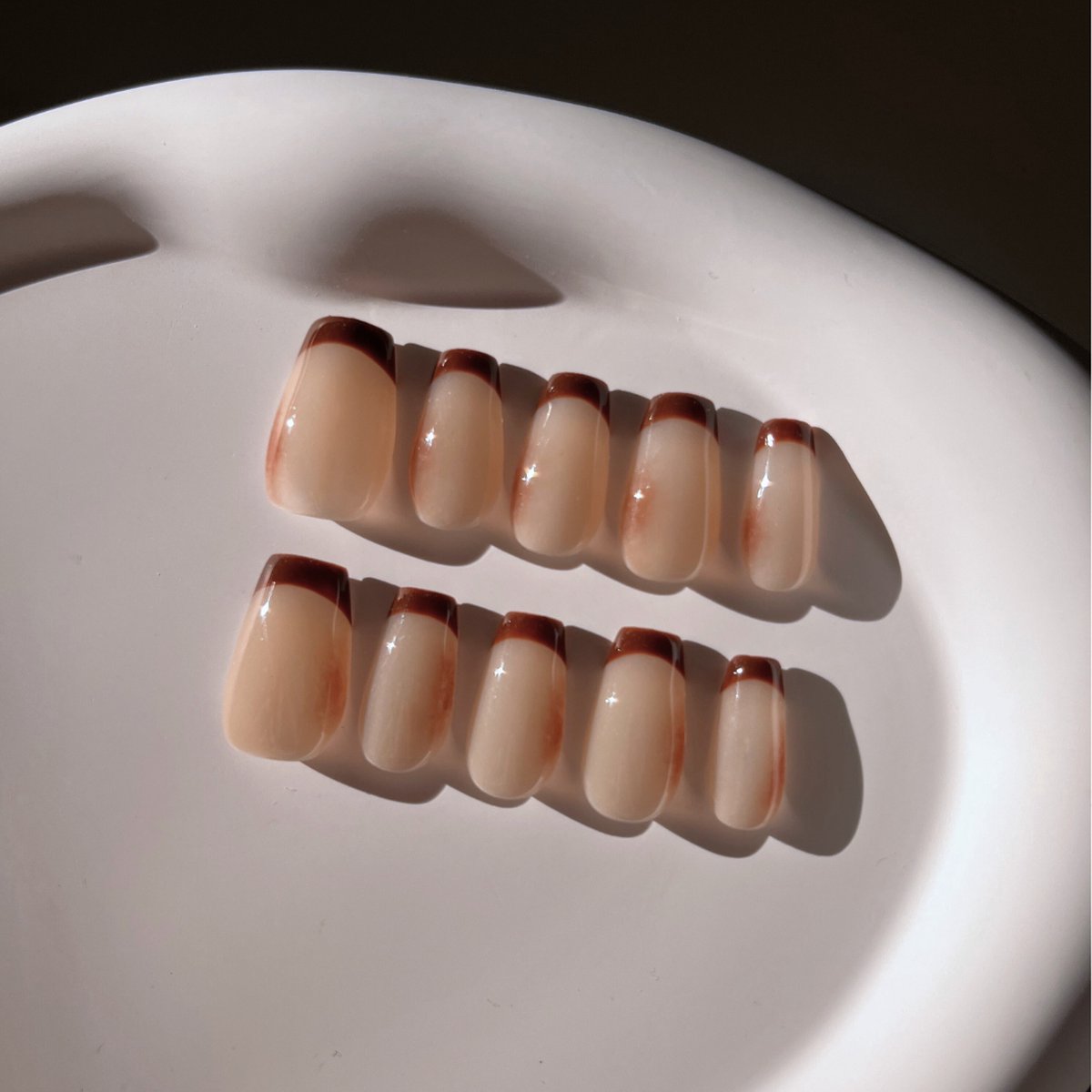 Goedkoopste Handgemaakt Press-on Nails - Bruine French Tip met Bruine Schaduw Nagels - Office Mila - Maat XS