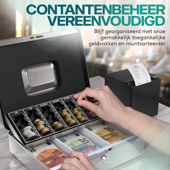 Een hand die munten in een zilverkleurig geldkistje plaatst. Het kistje is geopend en toont munt- en briefgeldvakken. Tekst: Contantenbeheer vereenvoudigd.
