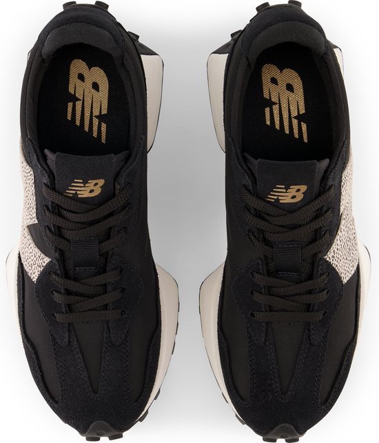 Bovenkant van een paar zwarte New Balance 327 sneakers met beige luipaardprint N-logo.