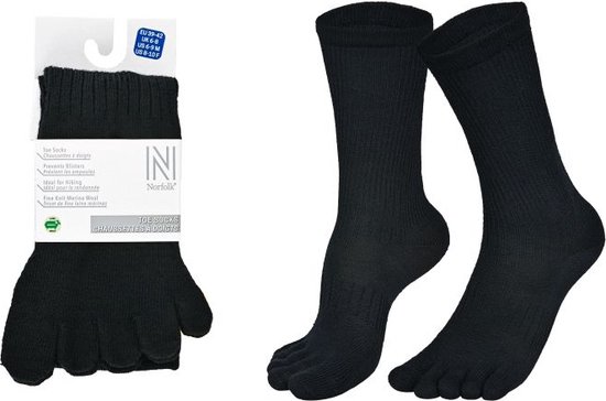 Verpakking met twee zwarte teensokken met ribbelpatroon.