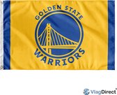 Gouden vlag met blauwe randen, met het Golden State Warriors logo in het midden. Het logo bevat de tekst 'Golden State Warriors' en een afbeelding van de Golden Gate Bridge.