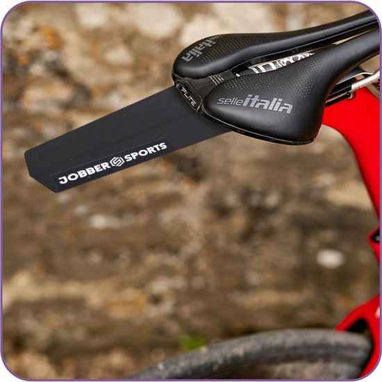 Zwart, opvouwbaar fietsspatbord met "JOBBER SPORTS" logo, gemonteerd onder een Selle Italia zadel.