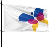 Witte vlag met abstracte vlinder in blauwe, roze en gele druppels, wapperend aan een paal. VlagDirect logo.