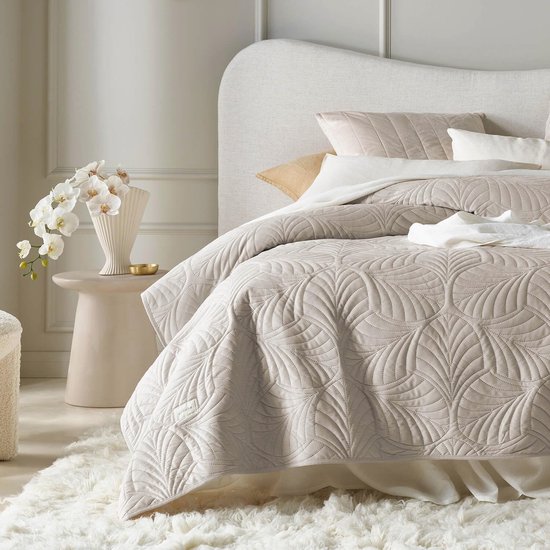 ROOM99 Feel Elegante Fluweel Sprei Beige 240 X 260 Cm - Luxe Bedsprei En Banksprei