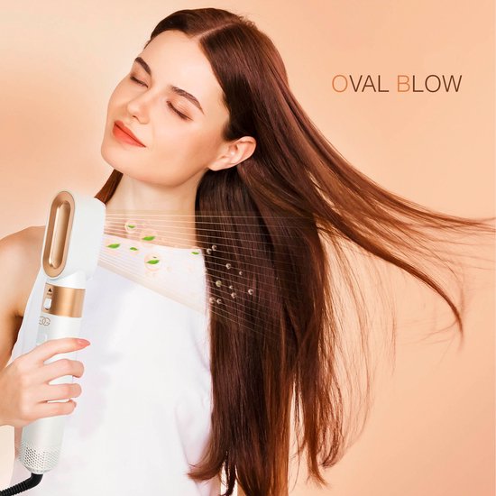 Vrouw met lang bruin haar gebruikt een ovale blaaskop om haar haar te drogen. De tekst 'OVAL BLOW' staat rechtsboven.
