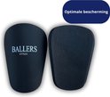 Zwarte Vynix Ballers mini scheenbeschermers, één met logo, de ander met zwarte achterkant.