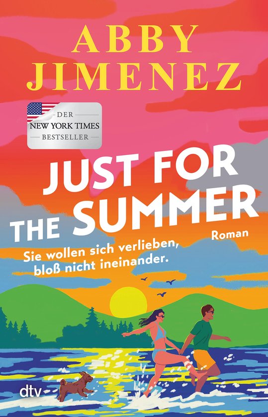 Livre 'Just For The Summer' par Abby Jimenez. Un couple court main dans la main dans l'eau avec un chien à leurs côtés. Couleurs vives en arrière-plan.