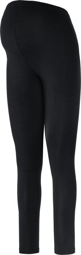 Achterkant van een zwangere vrouw in een zwarte legging.