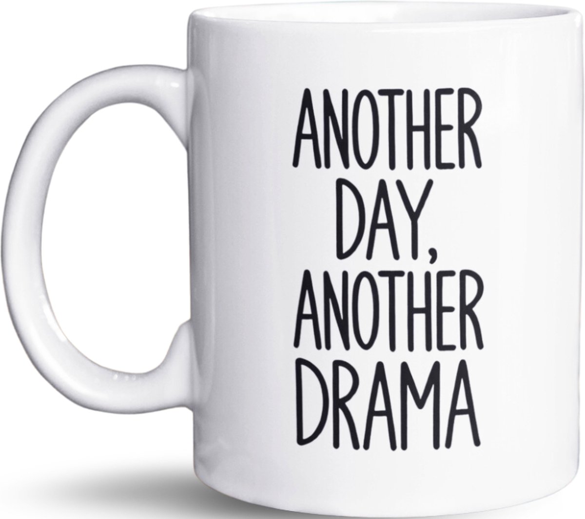 NietMokken.nl - Grappige mok - "Another day, another drama." - 325 ml - Keramische mok - Cadeautip voor collega’s of vrienden - Koffiemok voor thuis of op kantoor - Leuke beker als cadeau - Mok met tekst - Humoristisch design - Leuk verjaardagscadeau