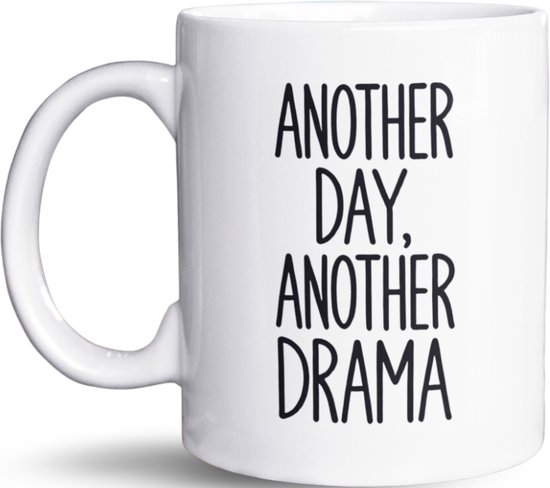 NietMokken.nl - Grappige mok - "Another day, another drama." - 325 ml - Keramische mok - Cadeautip voor collega’s of vrienden - Koffiemok voor thuis of op kantoor - Leuke beker als cadeau - Mok met tekst - Humoristisch design - Leuk verjaardagscadeau