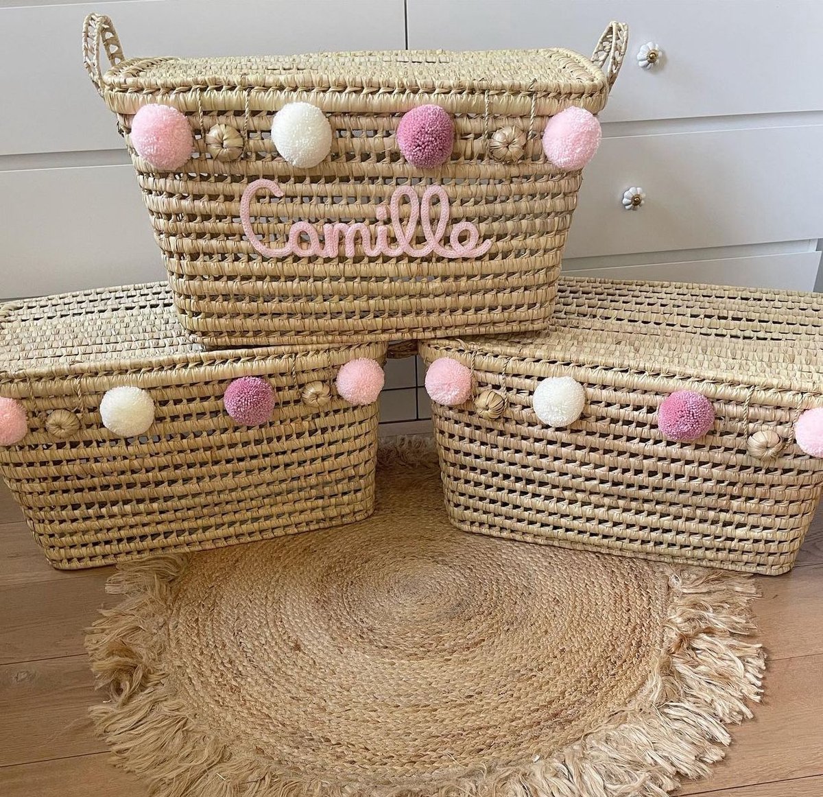 Opbergmand – Speelgoedmand – 60cm - Speelgoedkoffer – Koffer - Rieten mand - Speelgoed - Opbergen - Mand met naam - Pompon - Wol – Geschenk – Sint – Kerst – Verkleedkoffer - Kinderkamer - Gepersonaliseerd - Handgemaakt - Decoratie - Geboorte - Cadeau