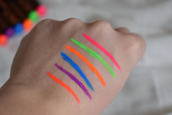 Hand met zes heldere neon ooglijntrekkerstreken: roze, groen, oranje, blauw, paars en oranje.