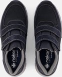 Paar blauwe suède Rieker sneakers met klittenband, van bovenaf gezien.