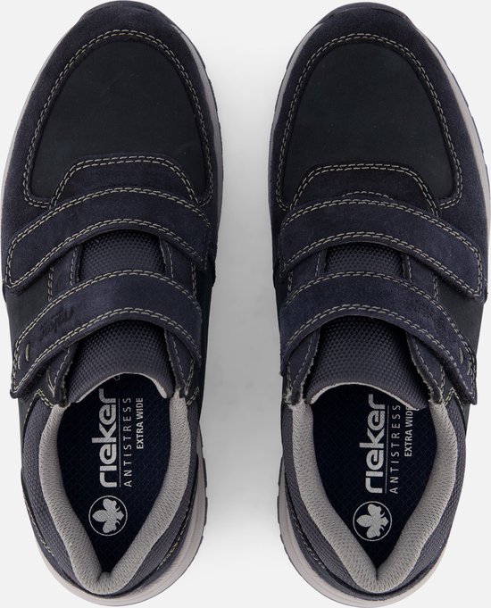 Paar blauwe suède Rieker sneakers met klittenband, van bovenaf gezien.