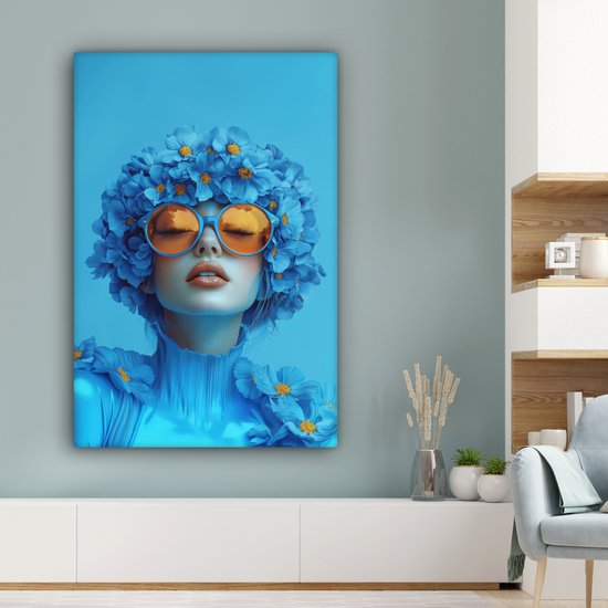 Tableau sur toile bleu d'une femme avec un grand chapeau de fleurs, des lunettes de soleil orange et des vêtements bleus.